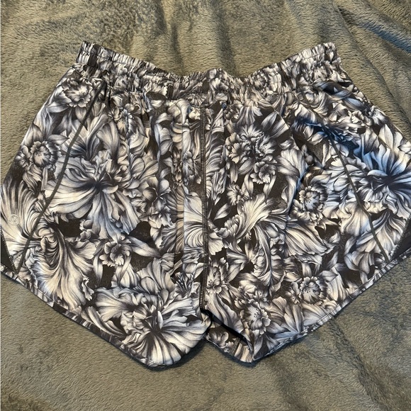 VGUC women’s lululemon shorts size 10 - Picture 4 of 4